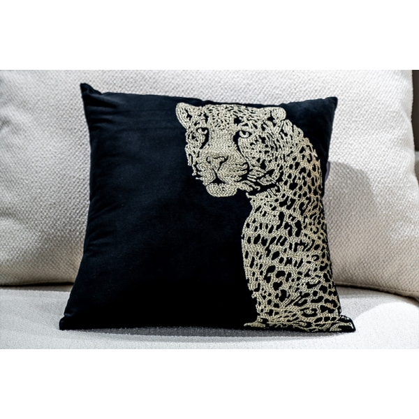 70SW-19589 Подушка с вышивкой "Леопард" черная 45*45см
